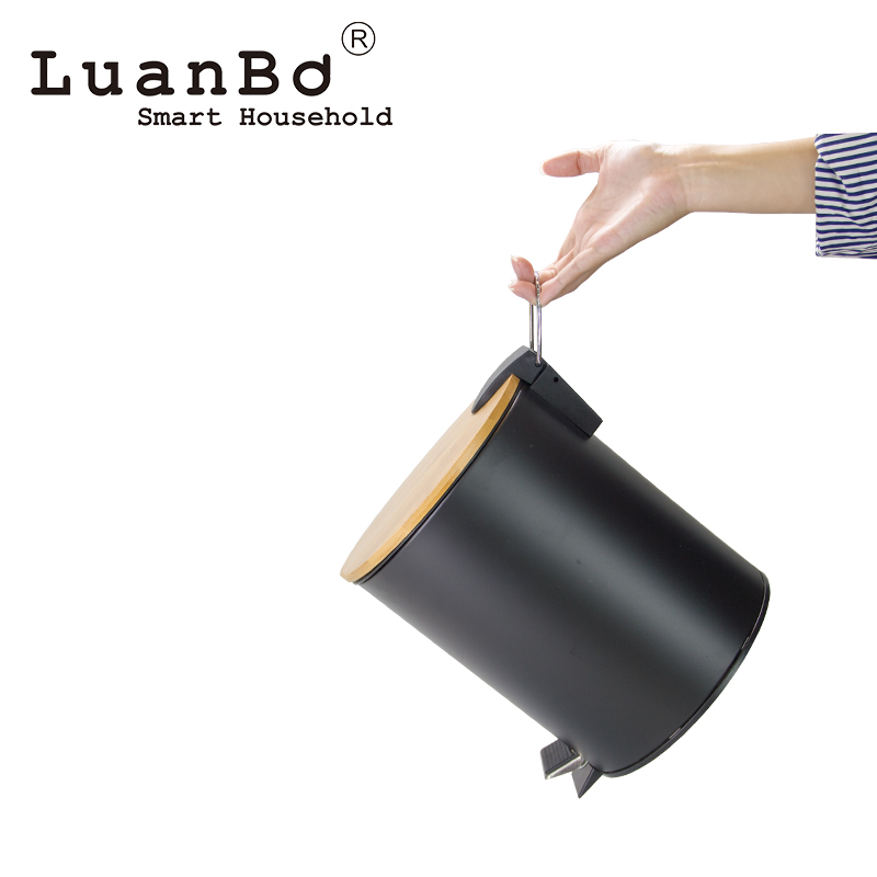 cubo de basura con pedal tapa de bamb&uacute;