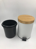Nuevo diseño Pequeño lata de basura de baño de acero redondo blanco cepillado con tapa de bambú de pedal suave reciclaje de reciclaje extraíble contenedor interno