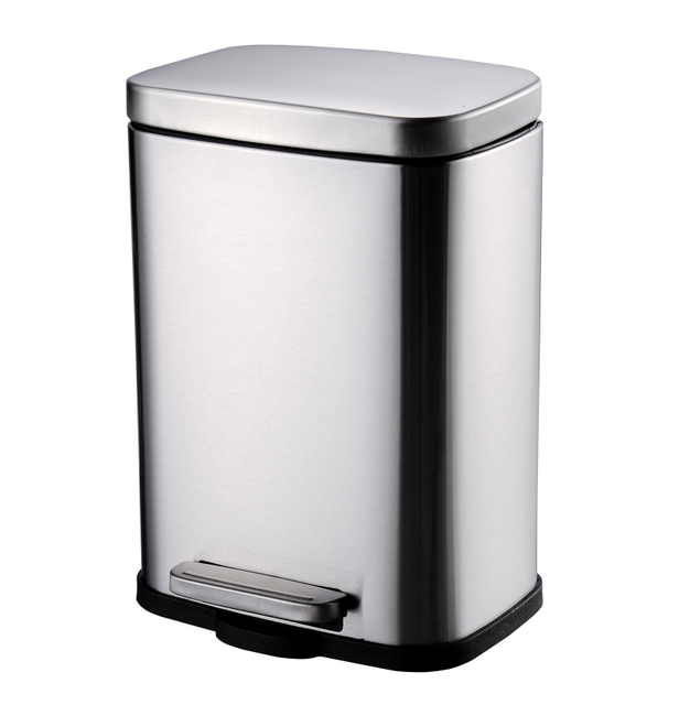 Bin de basura de basura rectangular de basura en el bote de cocina.