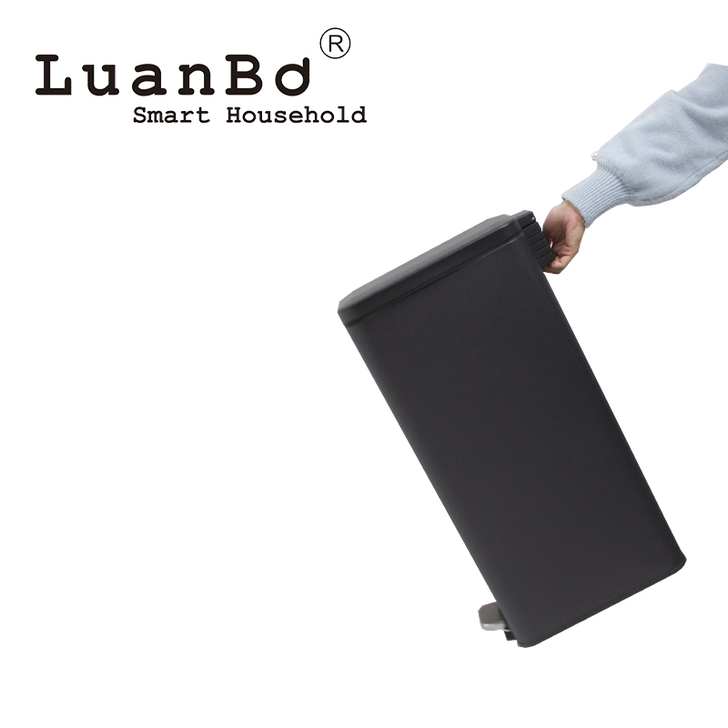 Papelera rectangular con pedal negro de diseño delgado de 30 litros con tapa suave y cerrada