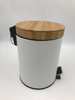Nuevo diseño Pequeño lata de basura de baño de acero redondo blanco cepillado con tapa de bambú de pedal suave reciclaje de reciclaje extraíble contenedor interno