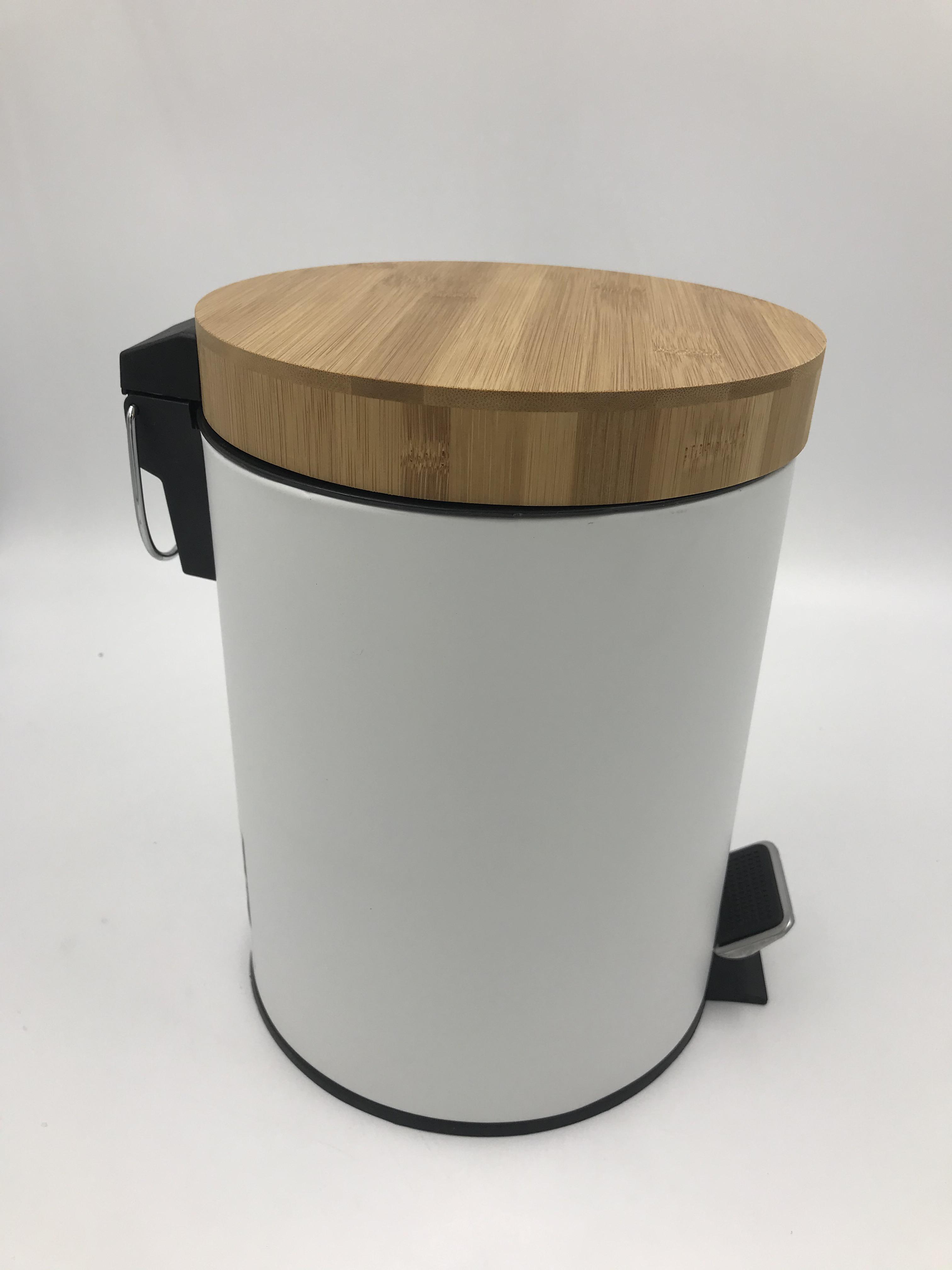 Nuevo diseño Pequeño lata de basura de baño de acero redondo blanco cepillado con tapa de bambú de pedal suave reciclaje de reciclaje extraíble contenedor interno