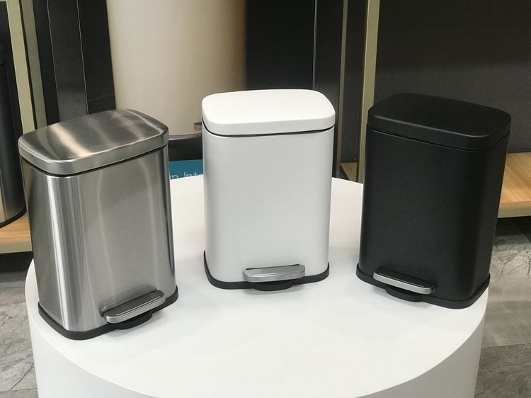 Bin de basura de basura rectangular de basura en el bote de cocina.