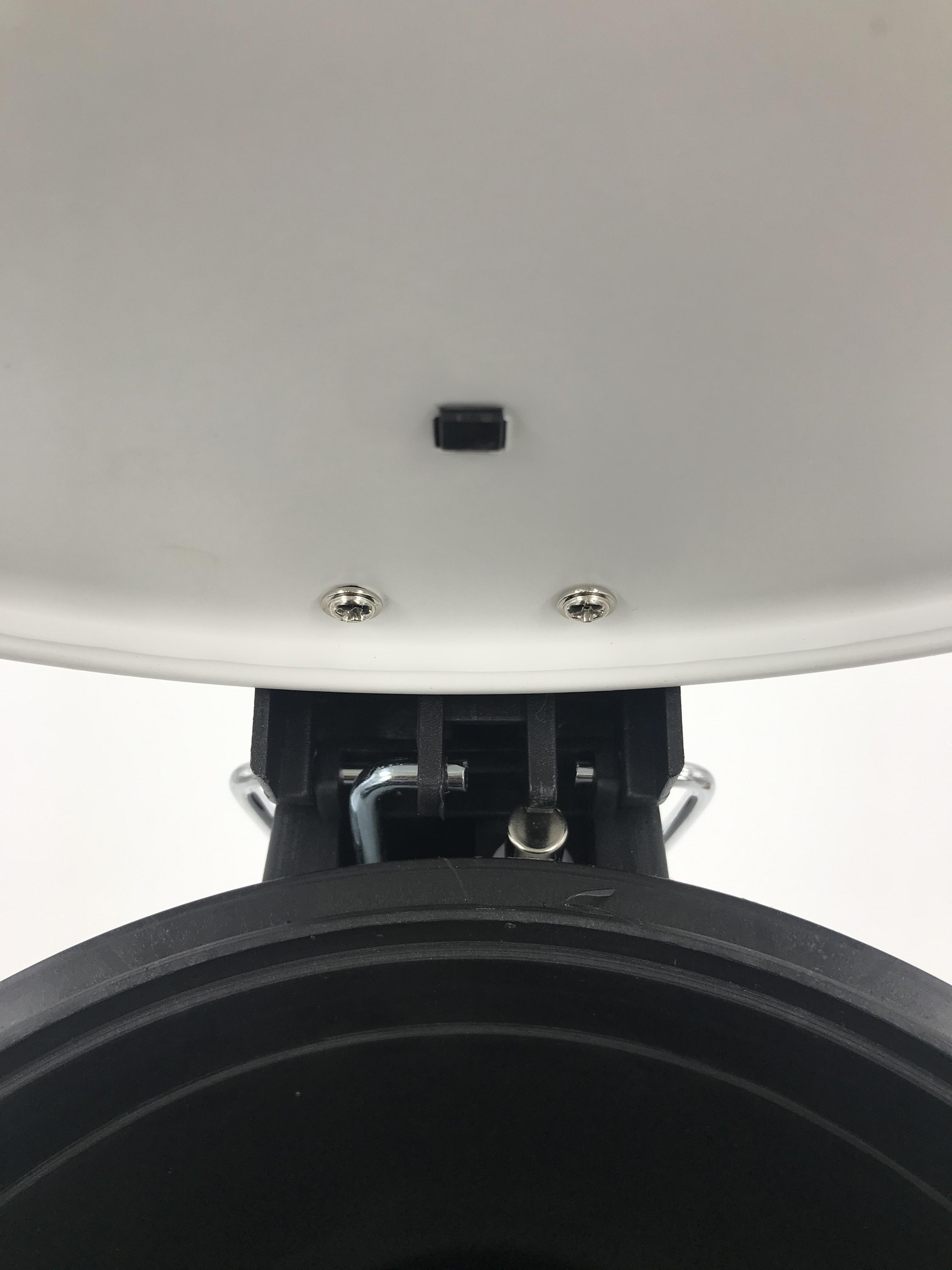 Basura de acero inoxidable basura en el contenedor de residuos operados por el pie