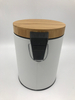 Nuevo diseño Pequeño lata de basura de baño de acero redondo blanco cepillado con tapa de bambú de pedal suave reciclaje de reciclaje extraíble contenedor interno