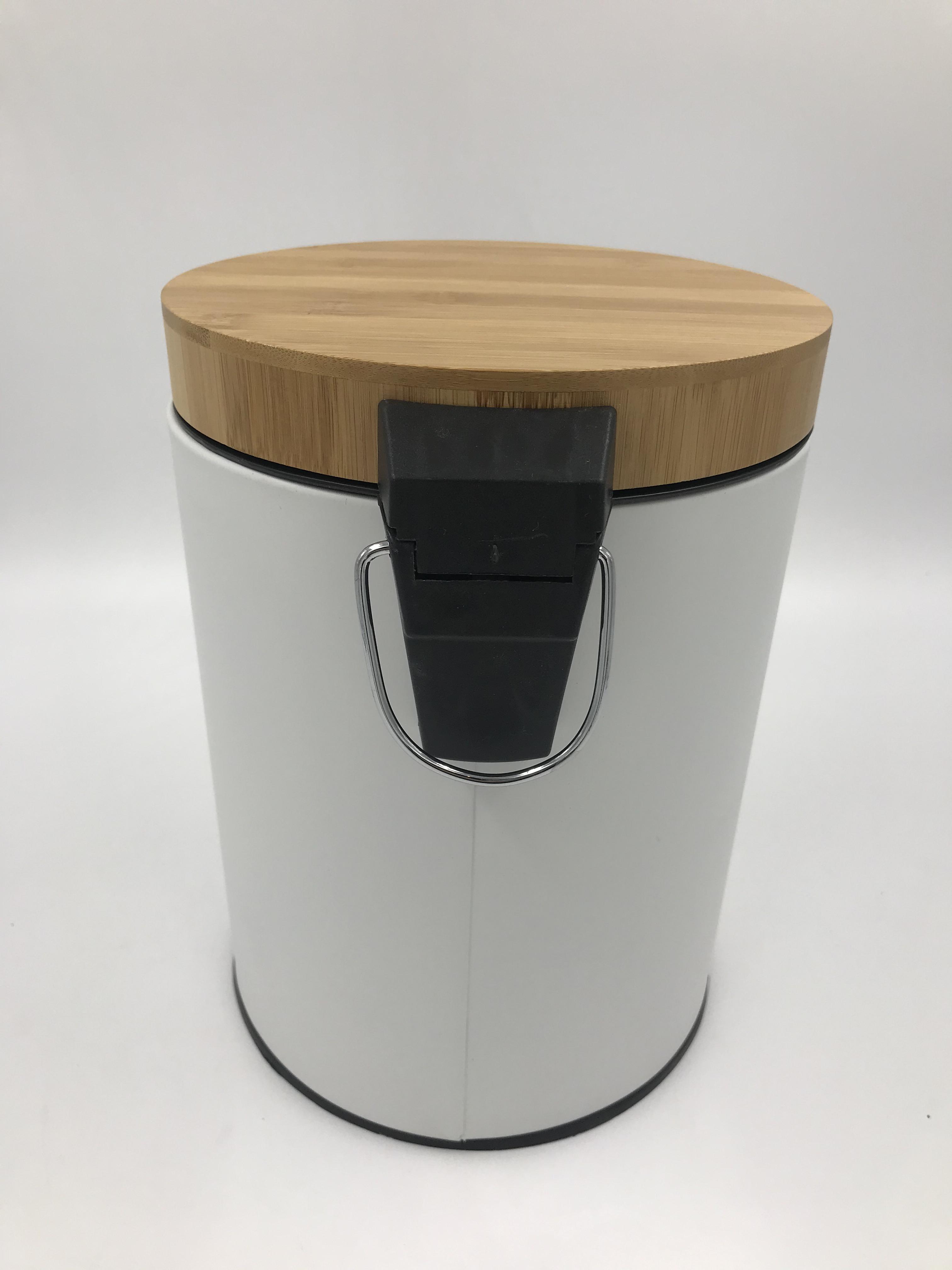 Nuevo diseño Pequeño lata de basura de baño de acero redondo blanco cepillado con tapa de bambú de pedal suave reciclaje de reciclaje extraíble contenedor interno