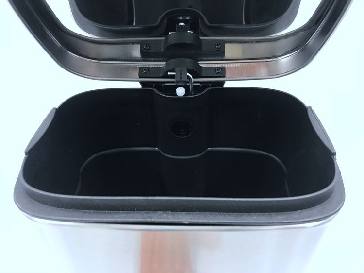 Bin de basura de basura rectangular de basura en el bote de cocina.