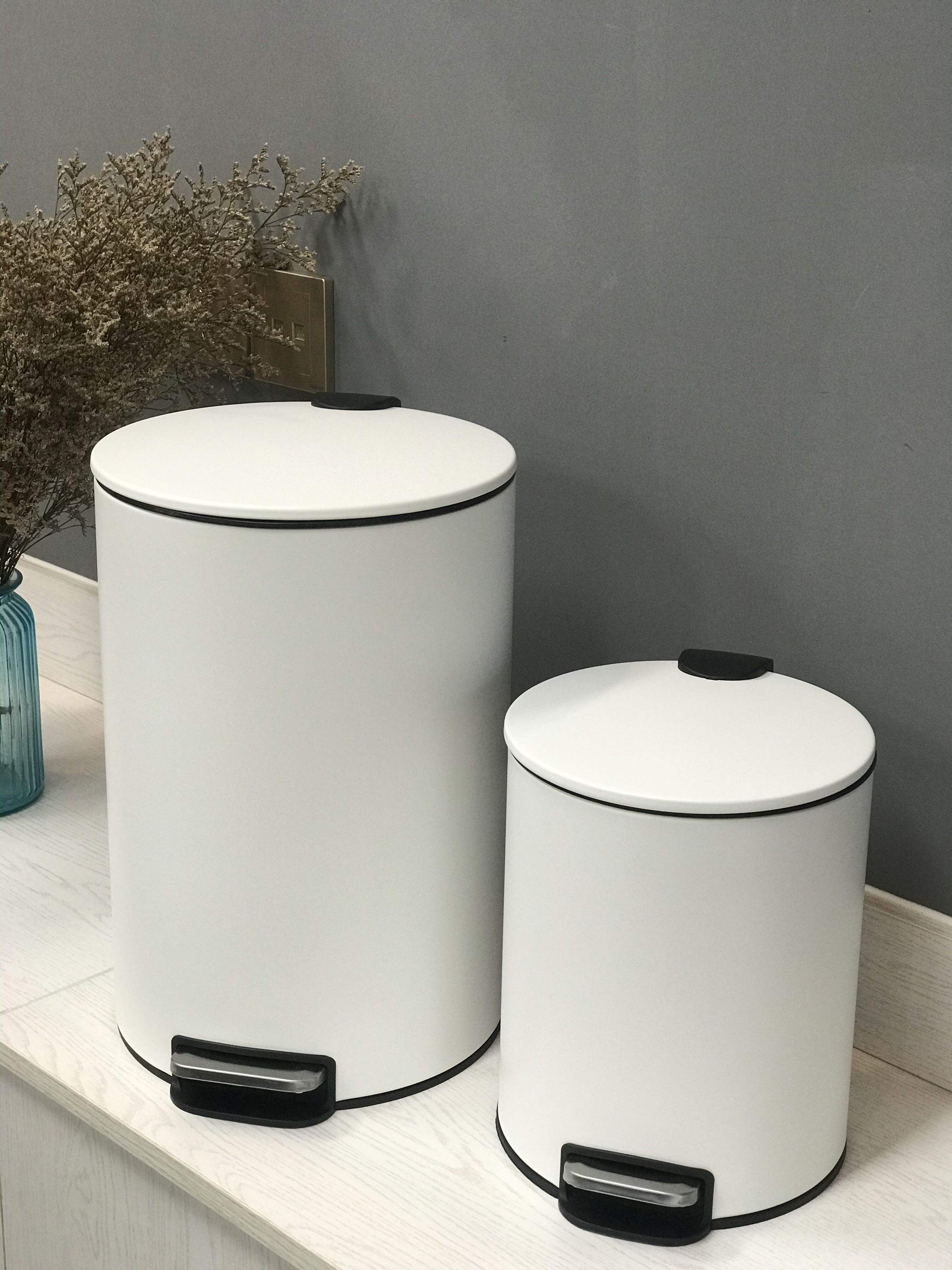 Basura de acero inoxidable basura en el contenedor de residuos operados por el pie