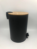 2024 Modelo popular Bin de basura 30 L Pedal Bin de plástico Bin de baño con tapa de bambú de pedal
